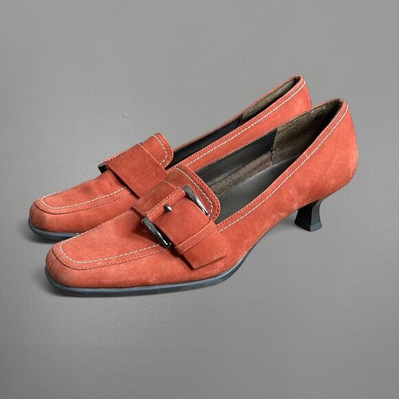 Vtg orange suede kitten heels with retro buckle detail - Bandolino - Picture 4 of 4